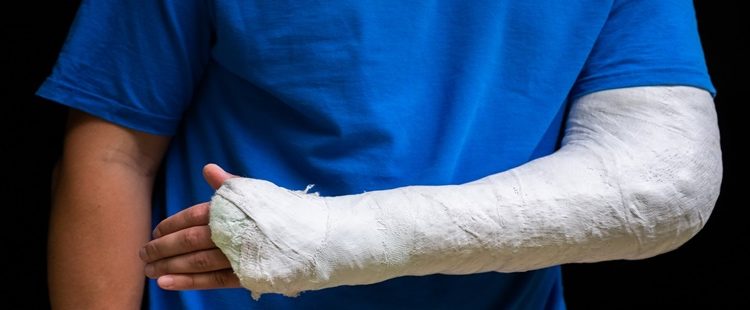Experimentos realizados em animais mostraram que o novo medicamento ajudou a restaurar a estrutura original dos ossos danificados, além de formar novos vasos sanguíneos.