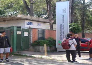 Eles querem reajuste de 22,71% em três parcelas de 7,06% por ano