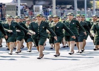 Medida deve passar a valer a partir de 2025; atualmente, mulheres só entram nas Forças Armadas através de escolas preparatórias e não ocupam funções de combate