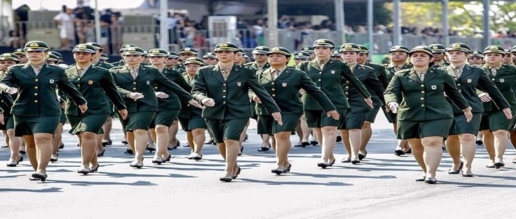 Medida deve passar a valer a partir de 2025; atualmente, mulheres só entram nas Forças Armadas através de escolas preparatórias e não ocupam funções de combate