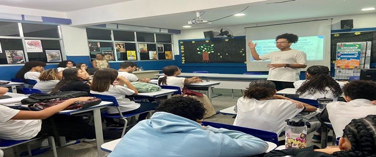 Governador Cláudio Castro autoriza contratação de mais de 4 mil professores temporários