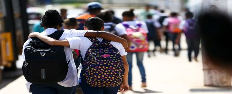 Dia do Amigo: relação é fundamental para a saúde mental, diz psicóloga