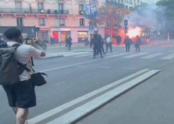 Dividida, França aguarda pelos resultados das eleições legislativas com protestos