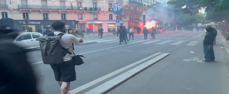 Dividida, França aguarda pelos resultados das eleições legislativas com protestos