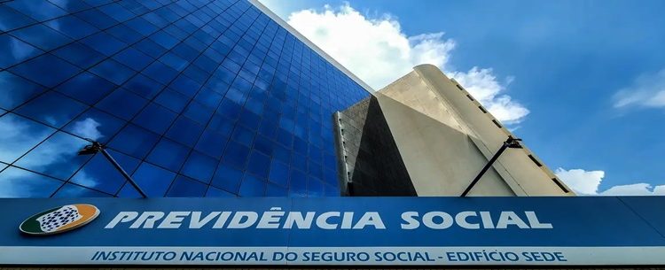 A greve dos servidores do Instituto Nacional do Seguro Social (INSS) entrou nesta quinta-feira (18) no terceiro dia. Embora sustente que a paralisação dos servidores não impactou significativamente os serviços prestados à população, o órgão reforçou as orientações a quem precisar de determinados atendimentos.