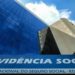 A greve dos servidores do Instituto Nacional do Seguro Social (INSS) entrou nesta quinta-feira (18) no terceiro dia. Embora sustente que a paralisação dos servidores não impactou significativamente os serviços prestados à população, o órgão reforçou as orientações a quem precisar de determinados atendimentos.