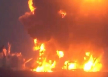 VÍDEO: Houthis destroem navio petroleiro grego no Mar Vermelho