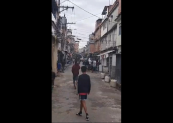 Moradores da Maré e PMs do BOPE se envolvem em discussão no 8º dia de operação