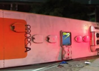 Ônibus tomba em descida de viaduto e deixa 26 feridos na Zona Norte do Rio
