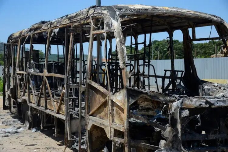 Os prejuízos das empresas de ônibus com incêndios de coletivos no Rio de Janeiro. 