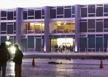 Polícia faz varredura na Praça dos Três Poderes após explosões