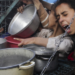 Pessoas esperam para receber alimentos no campo de refugiados de Jabalia, Faixa de Gaza, Palestina, em 18 de março de 2024.