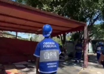 Prefeitura do Rio derruba construções irregulares em área dominada pela criminalidade