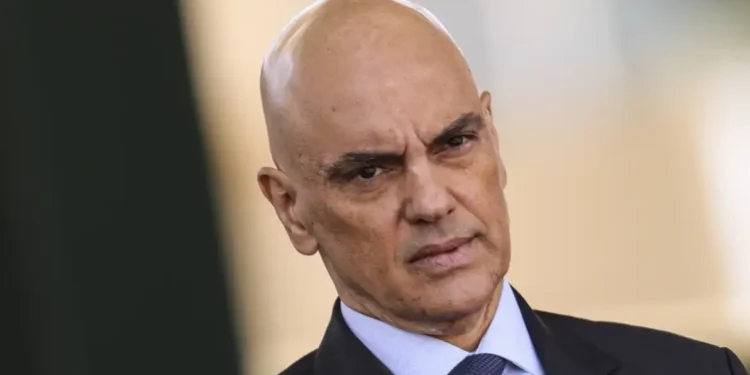 Caso Daniel Silveira: Alexandre de Moraes manda ex-parlamentar voltar para a prisão.