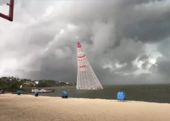 Queda de uma árvore de natal flutuante em Maricá, no Estado do Rio de Janeiro.