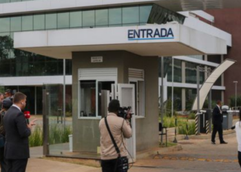 Boletim médico do Hospital Sírio-Libanês diz que cirurgia transcorreu sem intercorrências e que o presidente encontra-se