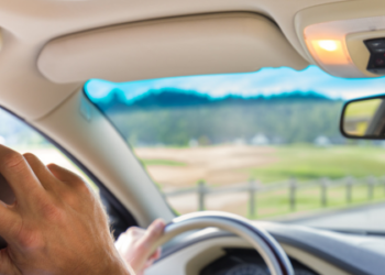 Todo mundo sabe que é perigoso usar o celular ou ficar de fone no ouvido quando está dirigindo, seja carro, moto, pedalando ou até caminhando. E é contra a lei também. O Código de Trânsito Brasileiro considera infração gravíssima, sujeita a multa de quase R$ 300. Mesmo assim, muitos condutores ignoram a norma.