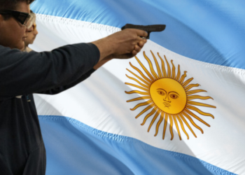 Na semana passada, o mandatário argentino Javier Milei emitiu um decreto presidencial reduzindo a idade mínima para a compra de armas de fogo, de 21 a 18 anos. O poder municipal de Rosário, terceira maior cidade do país latino-americano, promulgou um decreto na direção contrária.