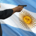 Na semana passada, o mandatário argentino Javier Milei emitiu um decreto presidencial reduzindo a idade mínima para a compra de armas de fogo, de 21 a 18 anos. O poder municipal de Rosário, terceira maior cidade do país latino-americano, promulgou um decreto na direção contrária.