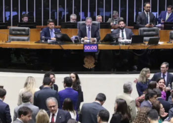 Além de reinstituir o Imposto Seletivo sobre bebidas açucaradas, o texto aprovado pela Câmara restabeleceu a lista de cinco critérios para as alíquotas sobre veículos, a serem estabelecidas via lei ordinária. O Imposto Seletivo será cobrado de forma gradual conforme a potência, a densidade tecnológica (grau de modernização), a realização de etapas de fabricação no país e a categoria do veículo.