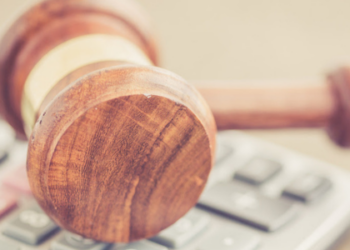 Os valores das tabelas de custas e emolumentos do Tribunal de Justiça do Estado do Rio (TJRJ) são atualizados anualmente pela variação da taxa referencial do Sistema de Liquidação e Custódia (Selic) para títulos federais acumulada no ano anterior. Atualmente, a correção monetária utiliza a variação da Unidade Fiscal de Referência do Estado do Rio de Janeiro (UFIR-RJ).