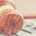 Os valores das tabelas de custas e emolumentos do Tribunal de Justiça do Estado do Rio (TJRJ) são atualizados anualmente pela variação da taxa referencial do Sistema de Liquidação e Custódia (Selic) para títulos federais acumulada no ano anterior. Atualmente, a correção monetária utiliza a variação da Unidade Fiscal de Referência do Estado do Rio de Janeiro (UFIR-RJ).
