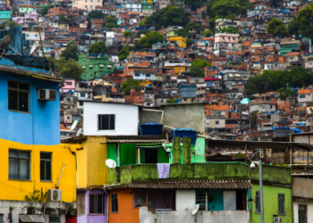 Polícia do Rio faz ação na Rocinha para cumprir 34 mandados de prisão