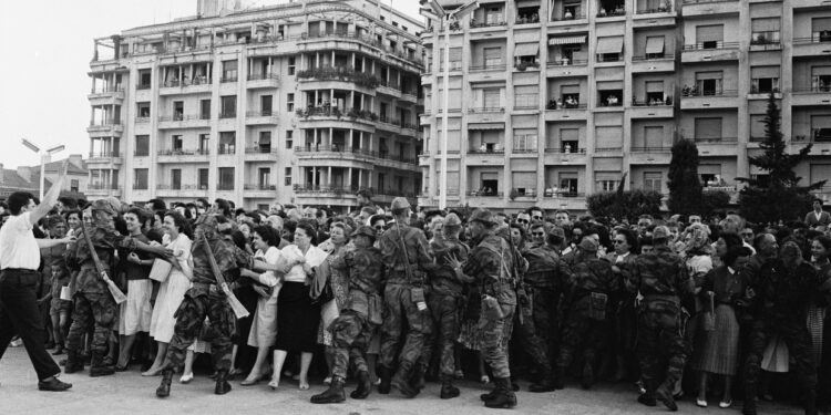 Frantz Fanon: o escritor e psiquiatra símbolo da resistência contra a ocupação francesa na Argélia. 