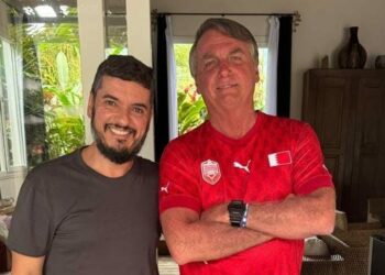 Jair Bolsonaro e Rodrigo Bacellar: União para disputa sucessória no Rio em 2026.