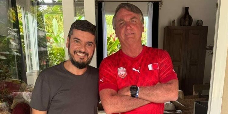 Jair Bolsonaro e Rodrigo Bacellar: União para disputa sucessória no Rio em 2026.