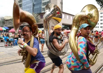 Carnaval 2025: foliões já fazem a festa não oficial nas ruas do Rio de Janeiro.