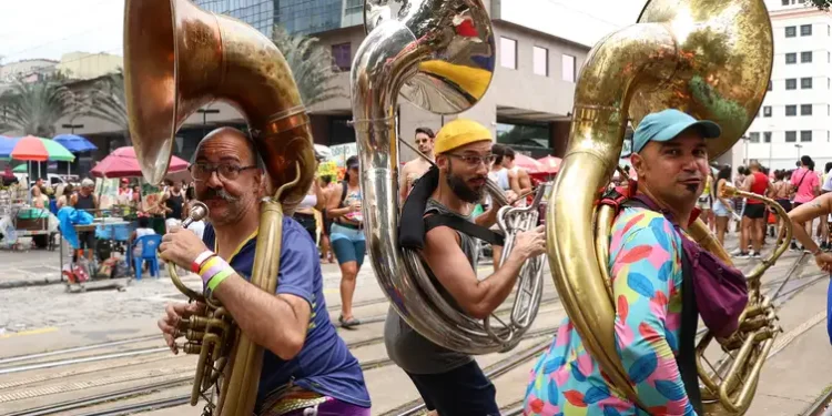 Carnaval 2025: foliões já fazem a festa não oficial nas ruas do Rio de Janeiro.