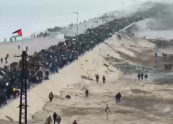 Milhares de palestinos deslocados retornam ao devastado norte de Gaza