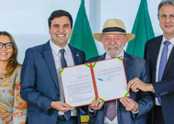 Lula sanciona lei que restringe uso de celular em escolas
