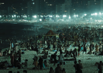 Banho noturno na orla do Rio atrai cariocas e turistas no calorão