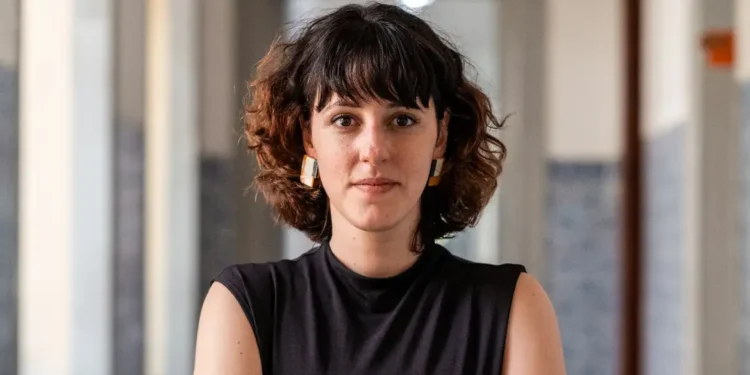 Regulação das redes sociais: pesquisadora Débora Salles defende aliança entre países.
