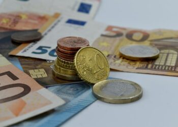 Euro: estagnação econômica e desvalorização da moeda.