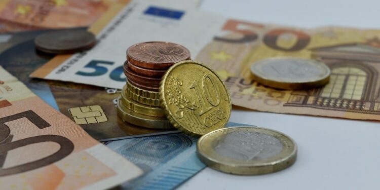Euro: estagnação econômica e desvalorização da moeda.