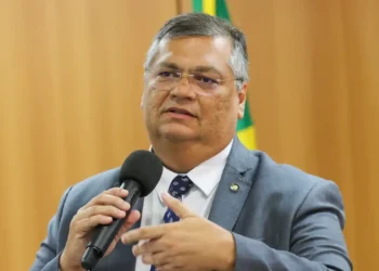 Flávio Dino: ministro do STF suspende pagamento de emendas para 13 ONGs por falta de transparência.