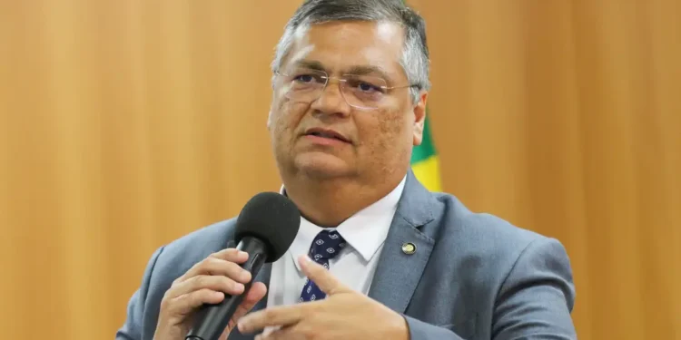 Flávio Dino: ministro do STF suspende pagamento de emendas para 13 ONGs por falta de transparência.