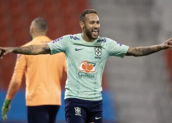 Neymar no Santos: Clube paulista contrata o craque da seleção brasileira.