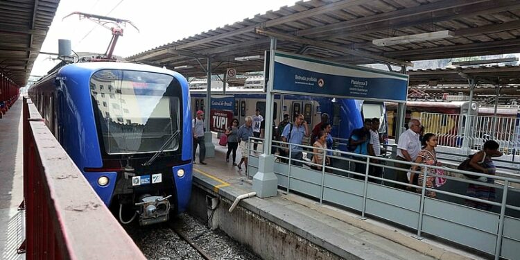 Transporte público no Rio de Janeiro: Reajuste de passagem de trens e ônibus urbanos.