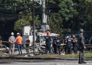 São Paulo: Queda de avião na Barra Funda deixa dois mortos e sete feridos.