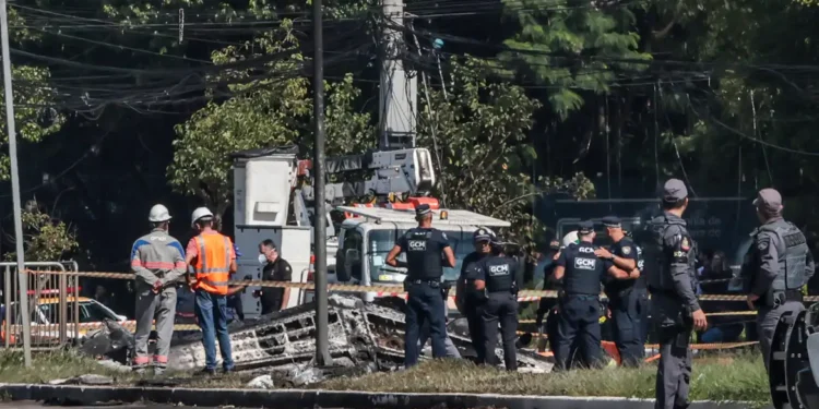 São Paulo: Queda de avião na Barra Funda deixa dois mortos e sete feridos.