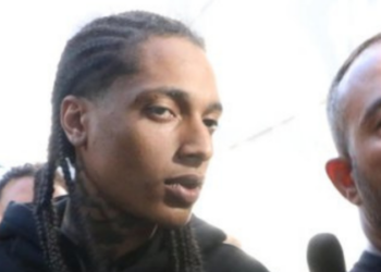 O rapper Oruam, nome artístico de Mauro Davi dos Santos, foi solto na manhã desta quarta-feira (26), poucas horas após ser preso em flagrante por abrigar um foragido da Justiça em sua residência no bairro do Joá, zona oeste do Rio de Janeiro.