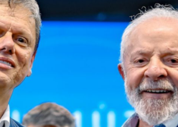 Estudo revela que apenas 30% dos brasileiros aprovam o governo Lula, enquanto governadores de oposição, como Tarcísio de Freitas, registram índices acima de 60%.