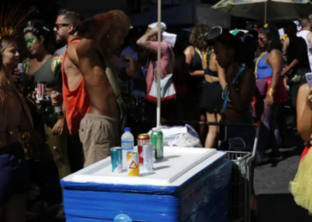 O Carnaval 2025 promete muita animação, mas também exigirá um planejamento financeiro cuidadoso por parte dos foliões.