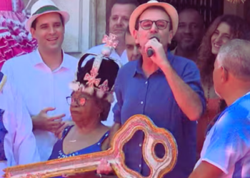 Cerimônia tradicional no Palácio da Cidade marca o início da folia na capital fluminense, com presença do prefeito Eduardo Paes e da Corte Real.