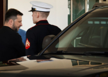 A discussão acalorada entre os políticos captou a atenção mundial. Durante a disputa, Trump explicou a Zelensky que a Ucrânia "não tem direito de ditar" a Washington o que deve fazer porque "está em uma situação difícil".