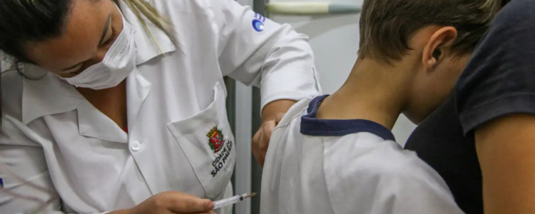 Vacina protege contra câncer de colo do útero e outros tipos de câncer; ação prioriza 121 municípios com baixa cobertura vacinal